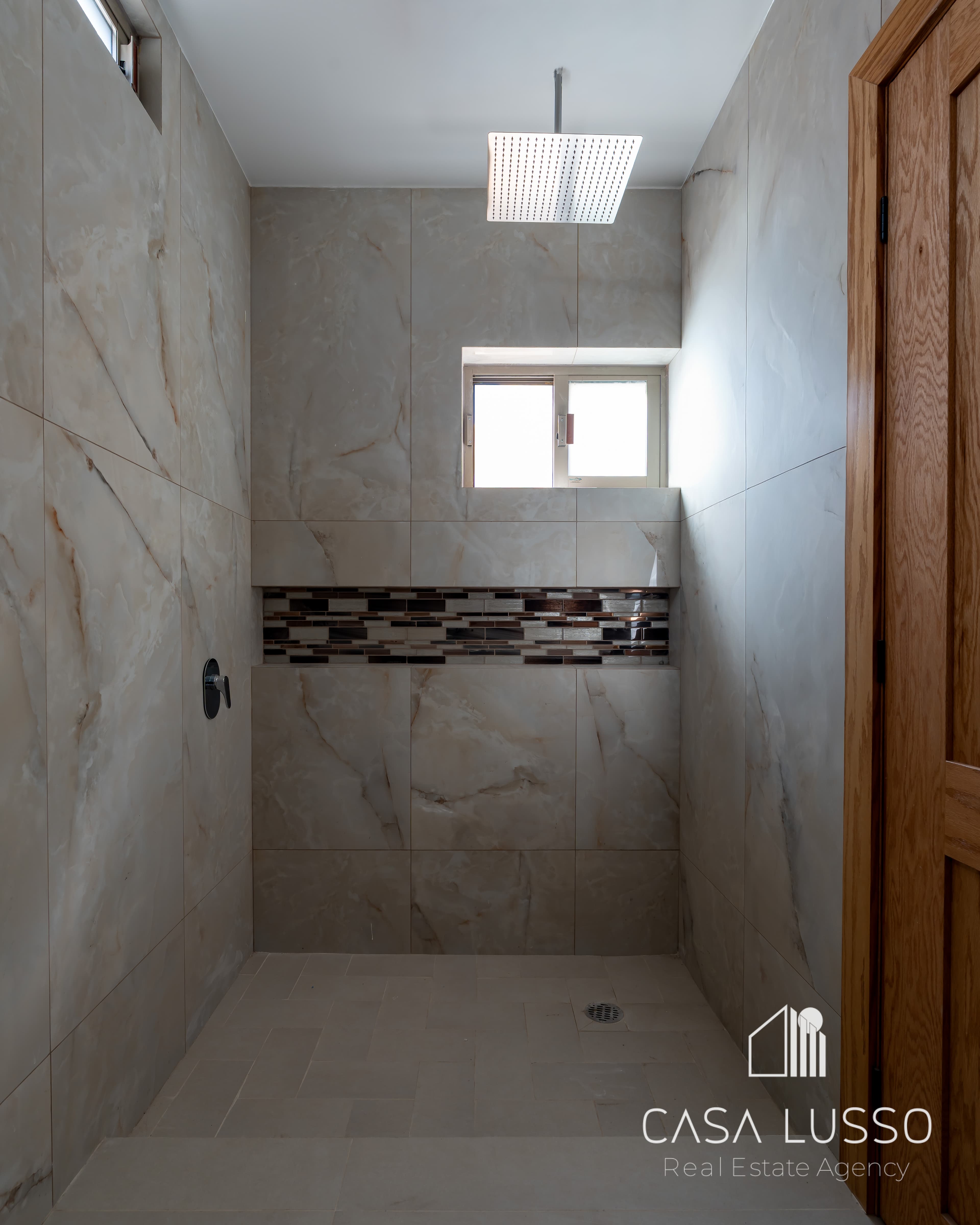 Detalles de proyecto residencial: Carpintería, iluminación y acabados