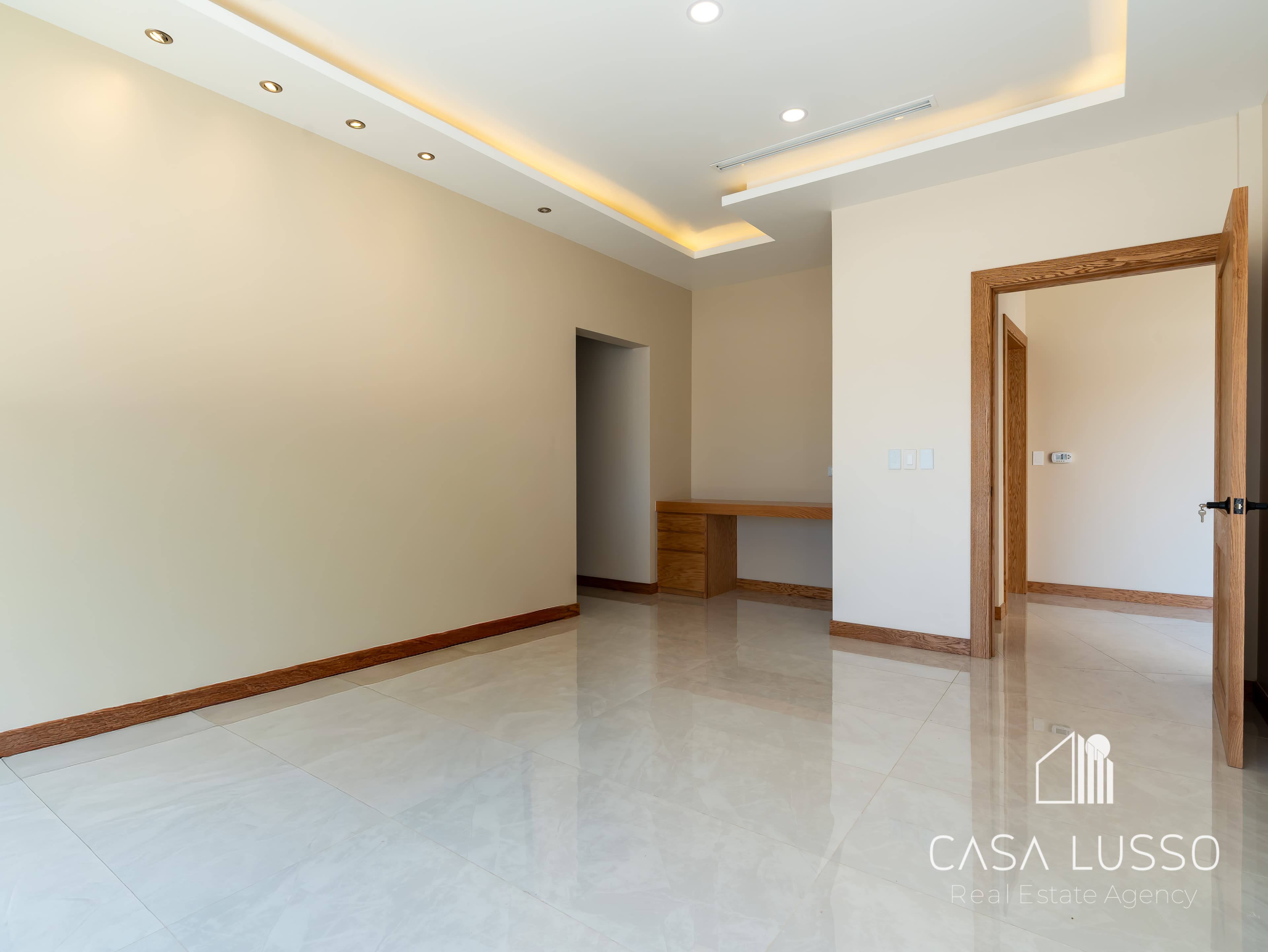 Detalles de proyecto residencial: Carpintería, iluminación y acabados