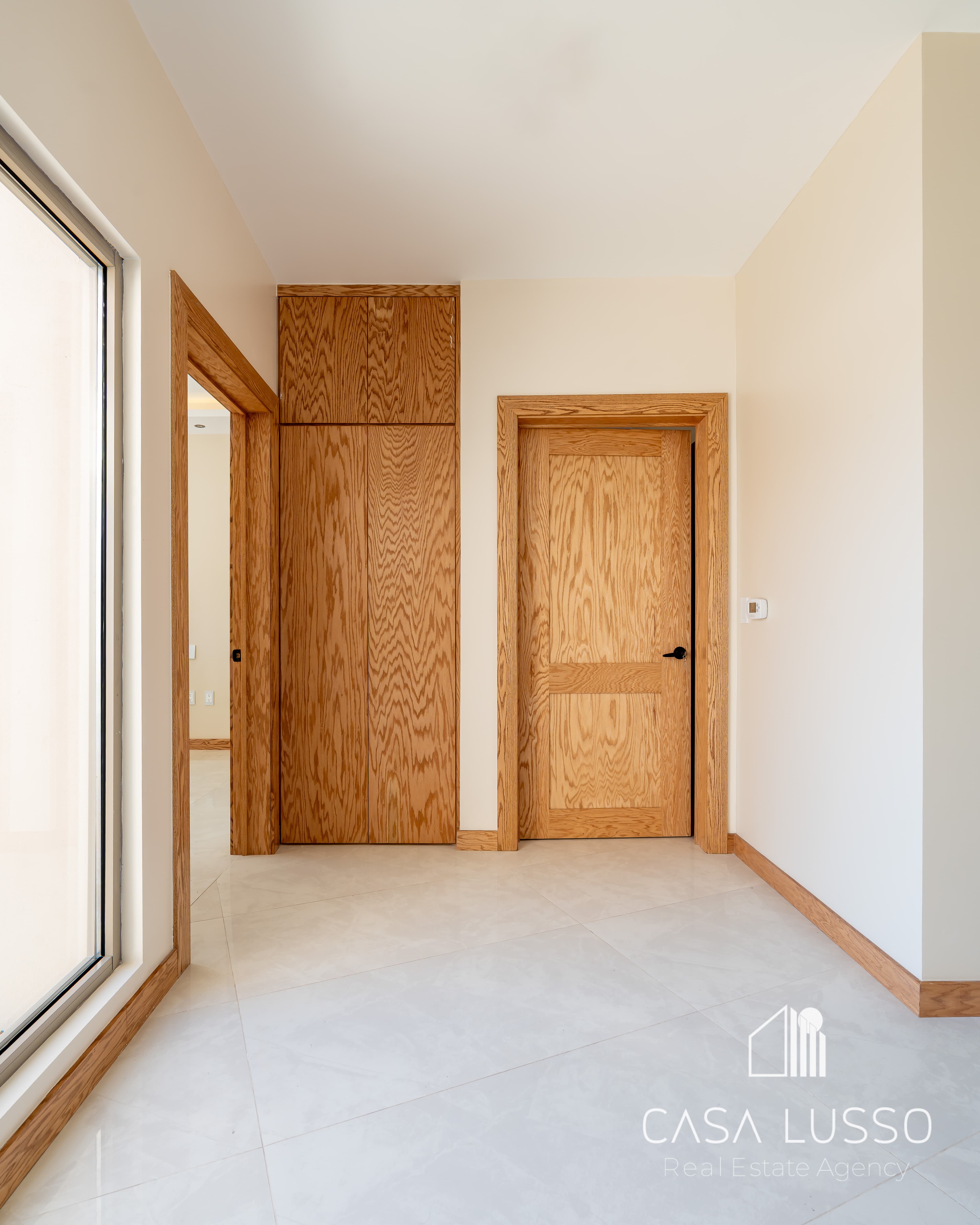 Detalles de proyecto residencial: Carpintería, iluminación y acabados